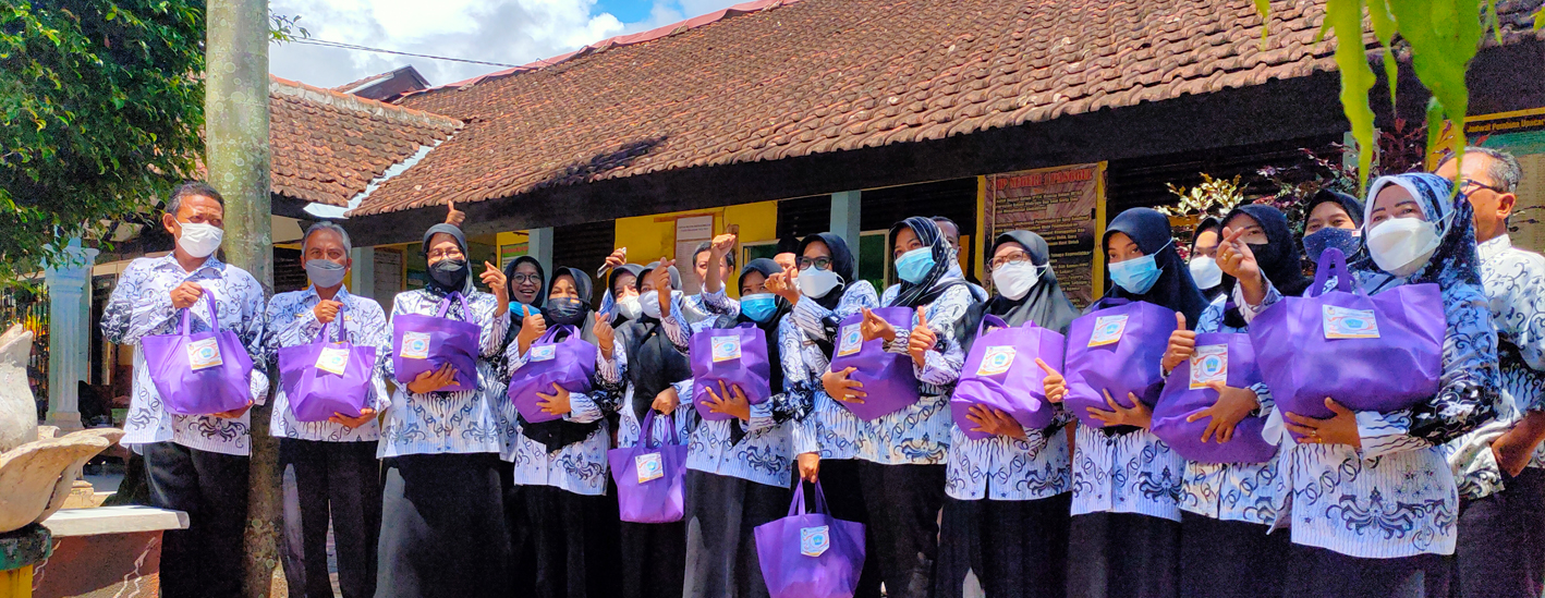 Dalam memperingati HGN ke 76 Guru SMP Negeri 1 Panggul melaksanakan kegiatan Bakti Sosial kepada  warga sekitar yang  kurang mampu